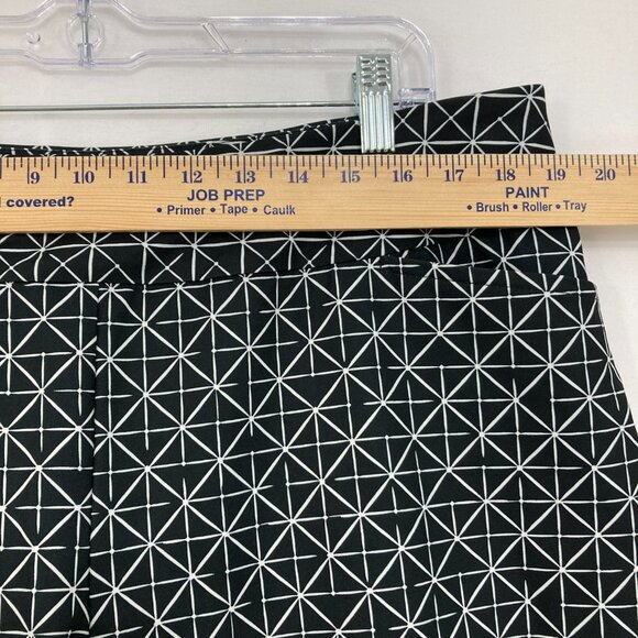 Tail size 18 Black White Geometric Performance Active Stretch Bermuda Shorts - Picture 5 of 10